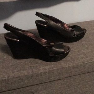 ✨PRICE DROP✨ Black Kenneth Cole wedges